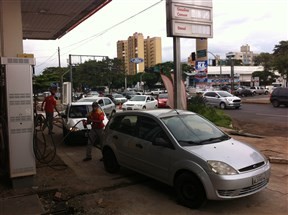 Falta de combustível gera fila em postos de Maringá e tem vários que já estão sem gasolina, etanol e diesel